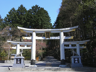 参道入り口にたつ白い「三ツ鳥居」