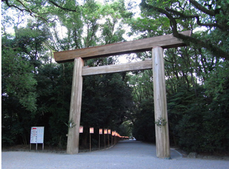 神社の境内入り口（一の鳥居）