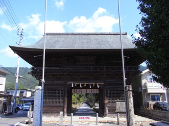 土佐神社の参道入り口に建つ「楼門（神光門）」