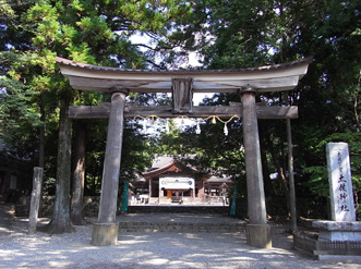 土佐神社の鳥居と社号標