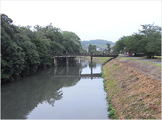 境内を流れる寄藻川