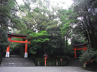 祓所の先にある分かれ道。鳥居が二つ並んでおり、左が「上宮」への鳥居、右が「下宮」への鳥居となる。