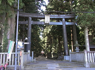 国道138号に面する一の鳥居と参道