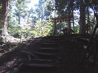 大塚社（大塚丘）。北口本宮冨士浅間神社の創祀の地。日本武尊をご祭神としてお祀りしている。