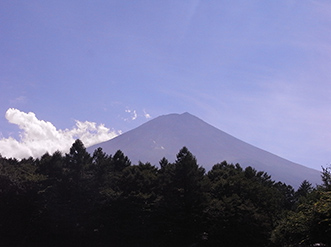 浅間神社付近から仰ぎ見る富士山