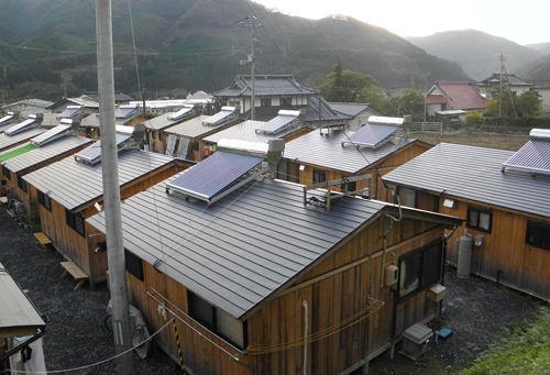 2011年10月31日　岩手県住田町 110戸ある木造仮設住宅の屋根に設置された太陽熱温水器（写真協力：つながり・ぬくもりプロジェクト）