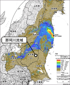 那珂川流域の位置、背景の地図は文部科学省による航空機モニタリング（6次）の測定結果【土壌濃度マップ（地表面へのセシウム134、137の沈着量の合計）、2012.12.28.】を示す、白丸は那珂川流域の位置を示す