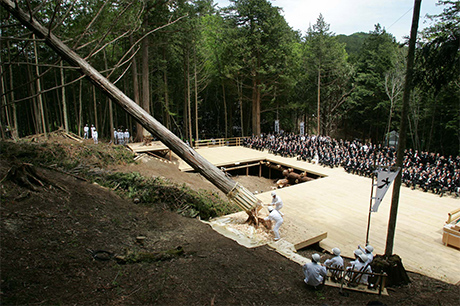 御杣始祭「大山の神、左よき横山に一本寝るぞー、いよいよ寝るぞー」最後の一斧を前に杣人が声高らかに唱えた。（平成１７年６月３日）