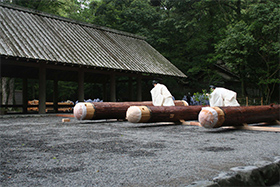 御樋代木奉曳式　はるばる木曾から到着した御木を祓い清めた。（平成１７年６月９日）写真提供：神宮司庁