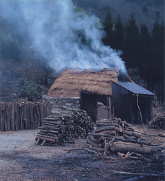 たたら炭の炭焼き風景