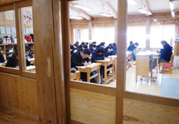 町有林から木材を調達して改築をした栃木県の茂木中学校（森林･林業白書平成23年版より）