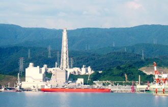 北陸電力の敦賀火力発電所。2007年7月から2号機にて木質バイオマス混焼発電が行われている。／福井県