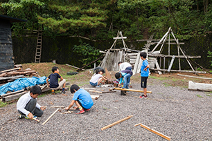 プレーパークで遊具を作る子どもたち